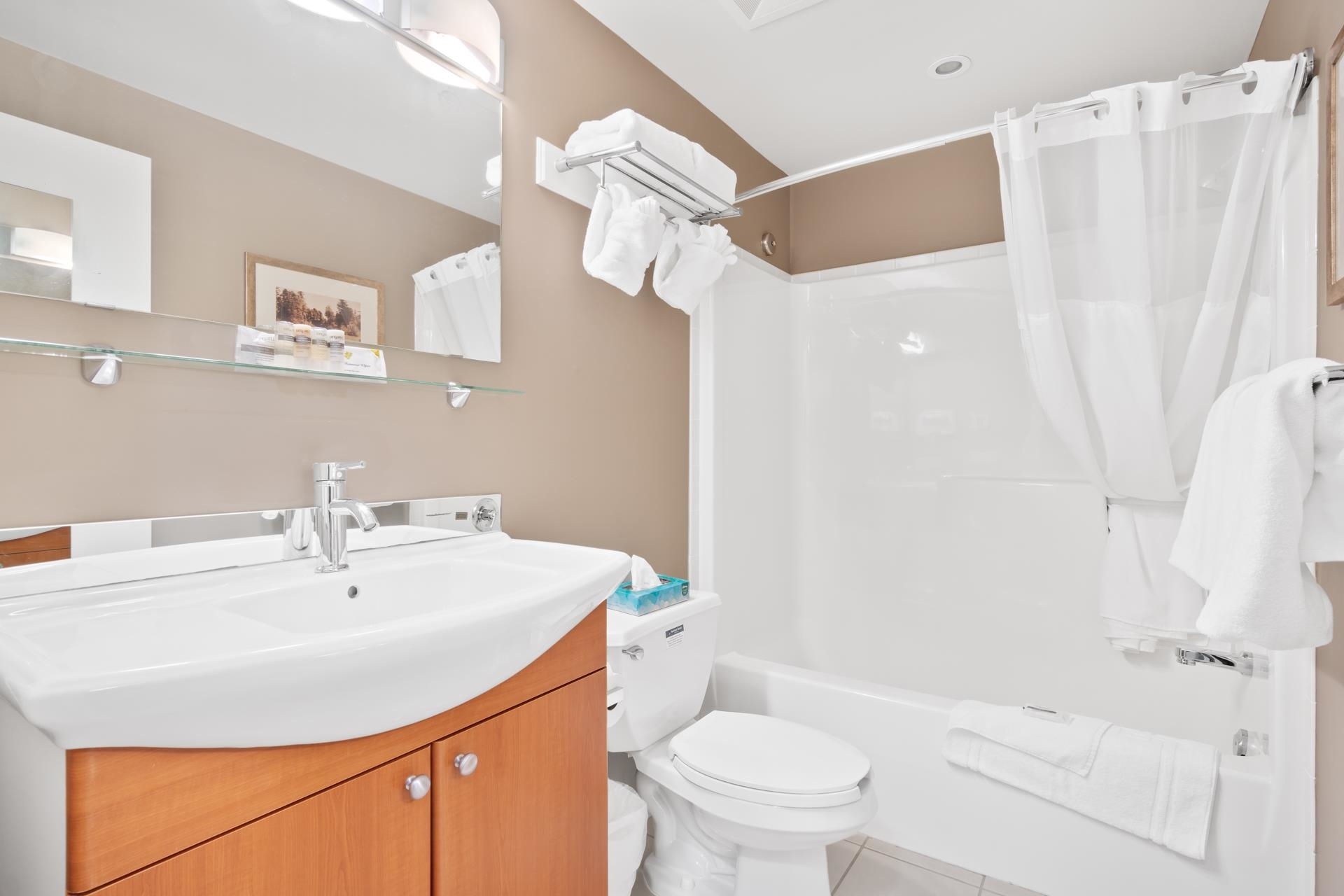 Harrison Hot Springs Apartment/Condo for sale:  1 bedroom 465 sq.ft. (Listed 2023-12-29)