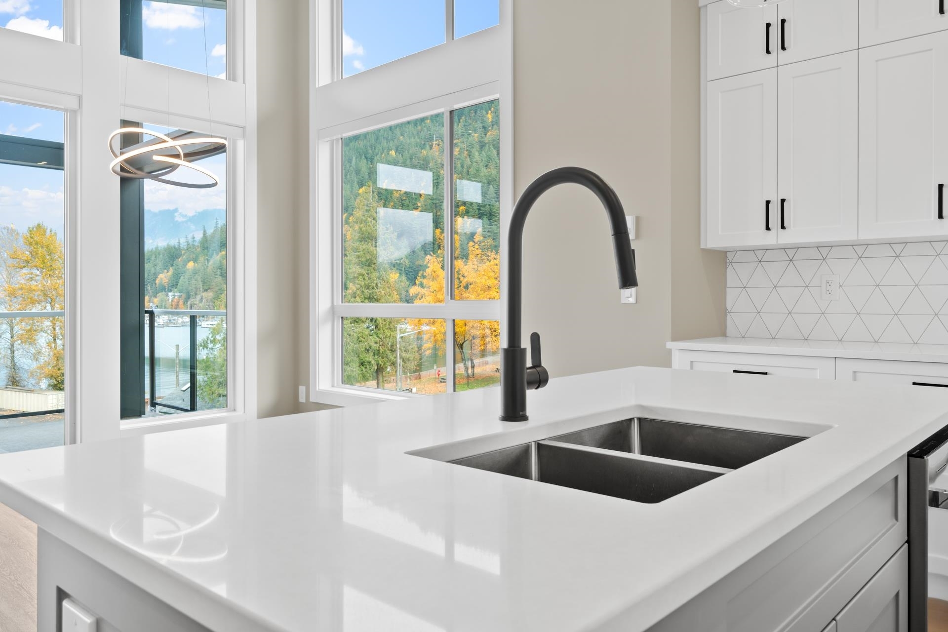 Harrison Hot Springs Apartment/Condo for sale:  2 bedroom 1,131 sq.ft. (Listed 2024-05-02)