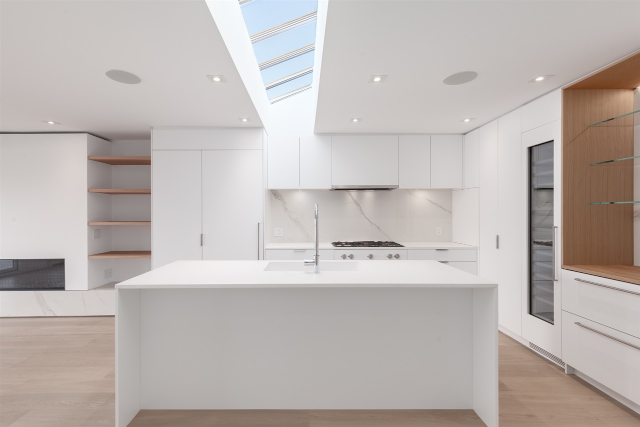 402 2475 YORK AVENUE