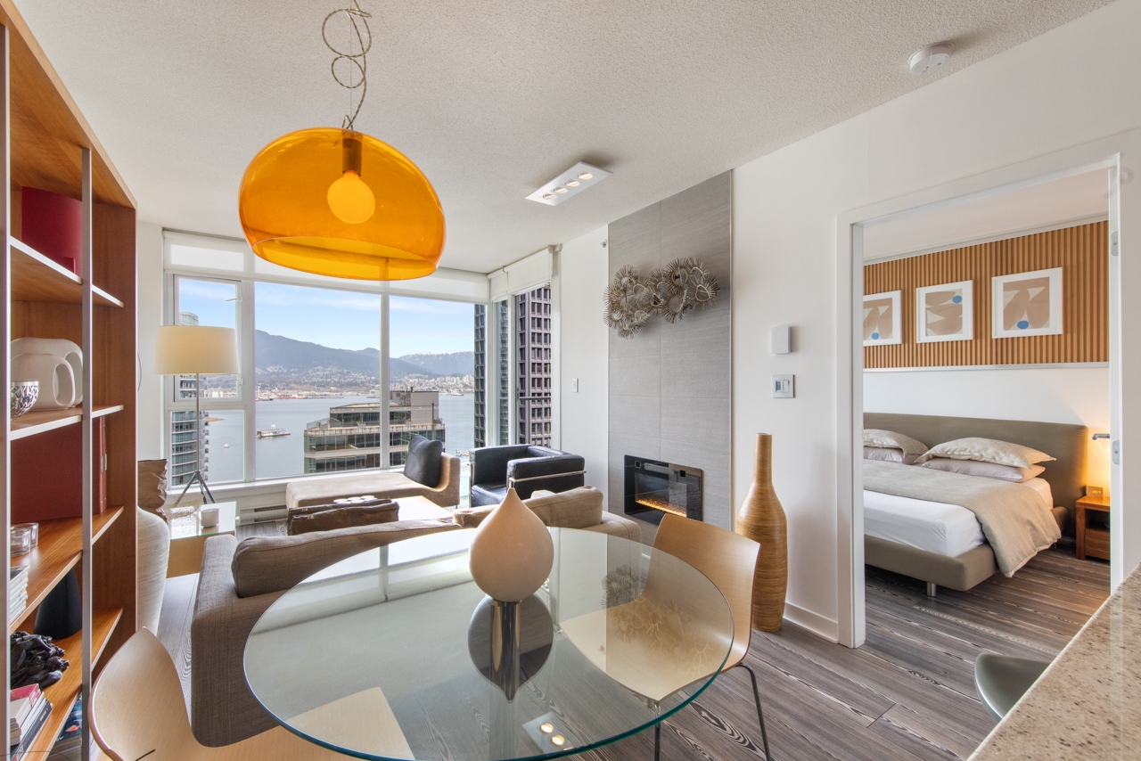 Coal Harbour  Apartment/Condo for sale: Saphire 1 bedroom  Stainless Steel Appliances, Granite Countertop, Tile Backsplash, European Appliance, Glass Shower, Laminate Floors 618 sq.ft. (Listed 2025-04-25)