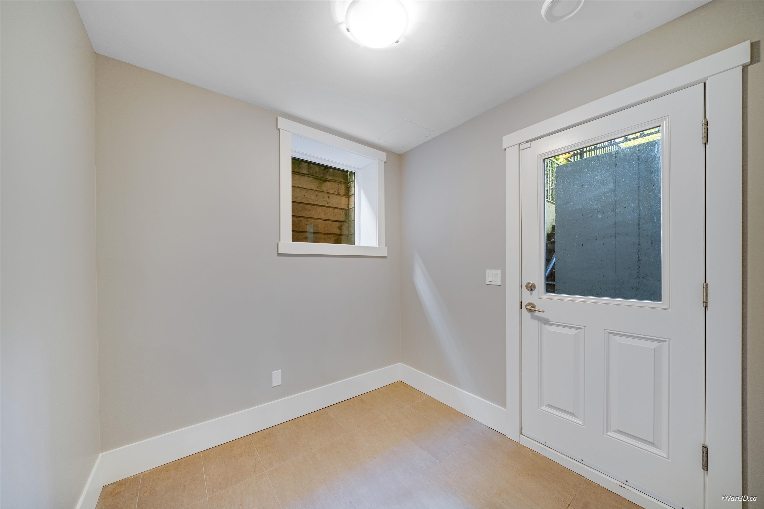 Central Lonsdale 1/2 Duplex for sale:  5 bedroom 2,612 sq.ft. (Listed 2024-04-16)