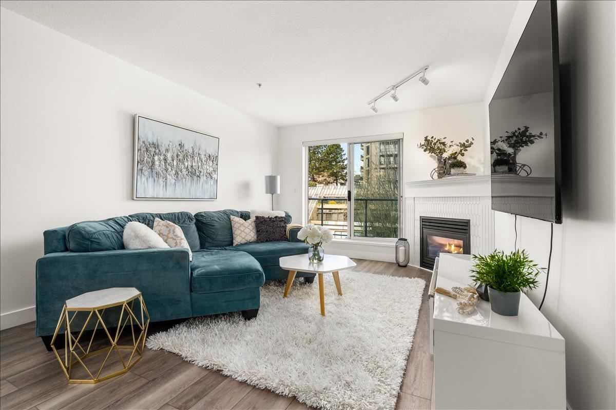 Willingdon Heights Apartment/Condo for sale: 2 bedroom 886 sq.ft. (Listed 2021-04-12)