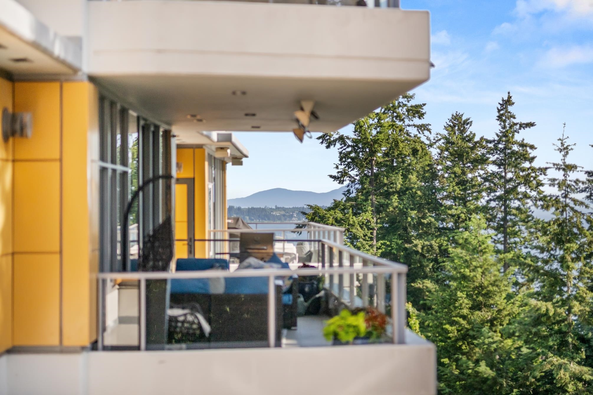 White Rock Apartment/Condo for sale: 2 bedroom 1,299 sq.ft. (Listed 2026-06-01)