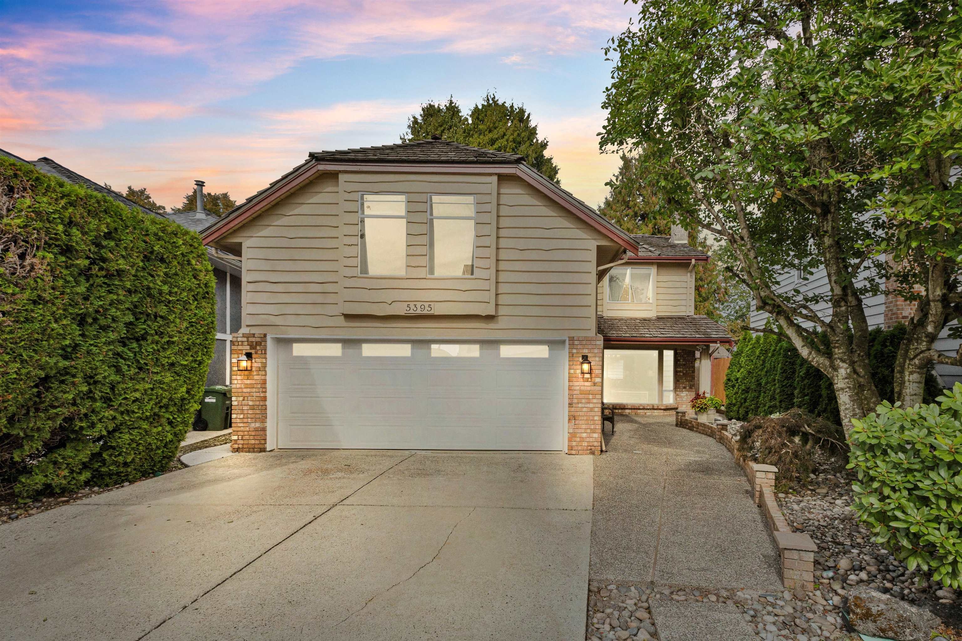 Riverdale RI Single Family Residence for sale:  5 bedroom 2,952 sq.ft. (Listed 2025-09-29)