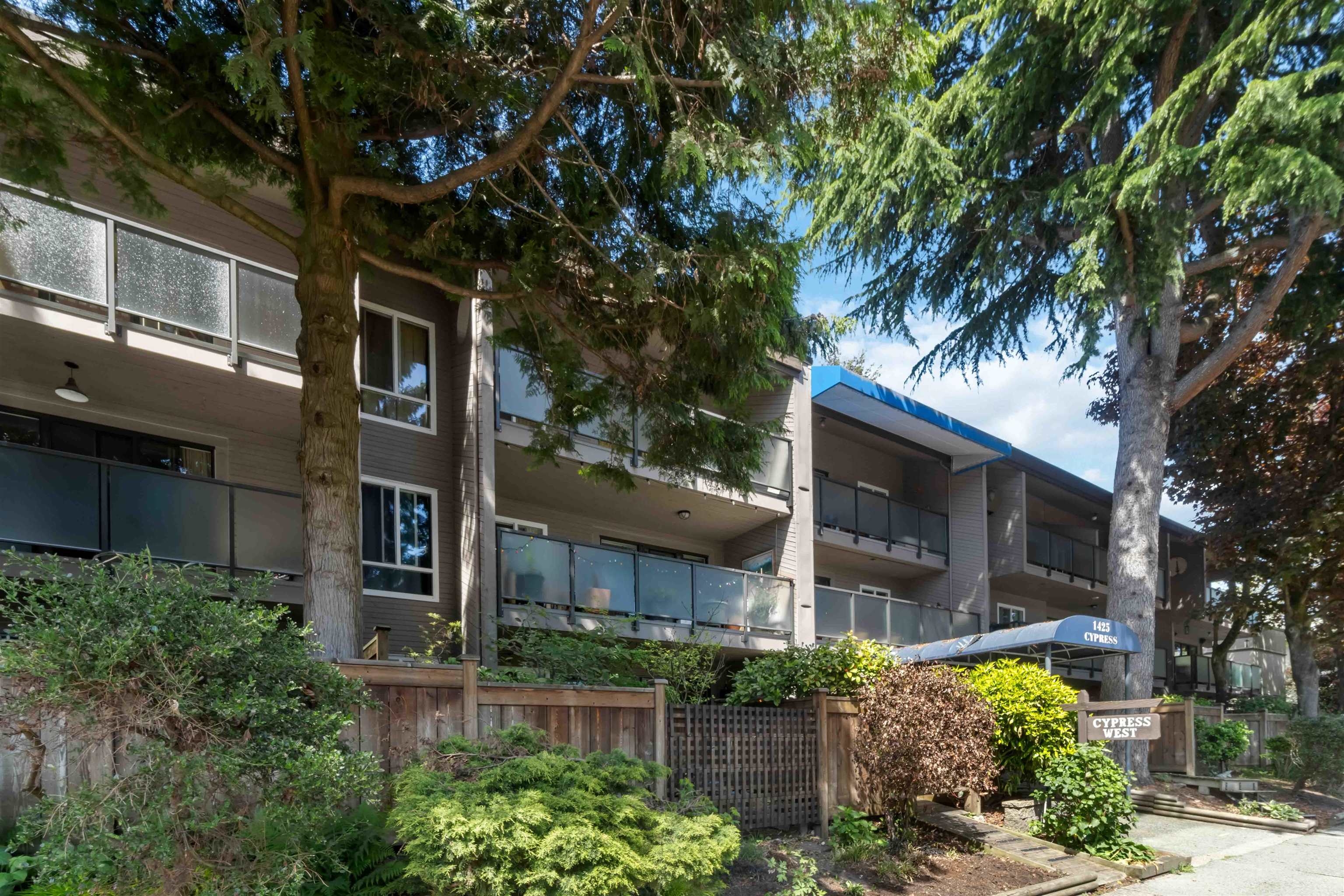 Kits Apartment for sale: Cypress West 1 bedroom  Stainless Steel Appliances, Hardwood Floors 727 sq.ft. (Listed 2024-05-21)