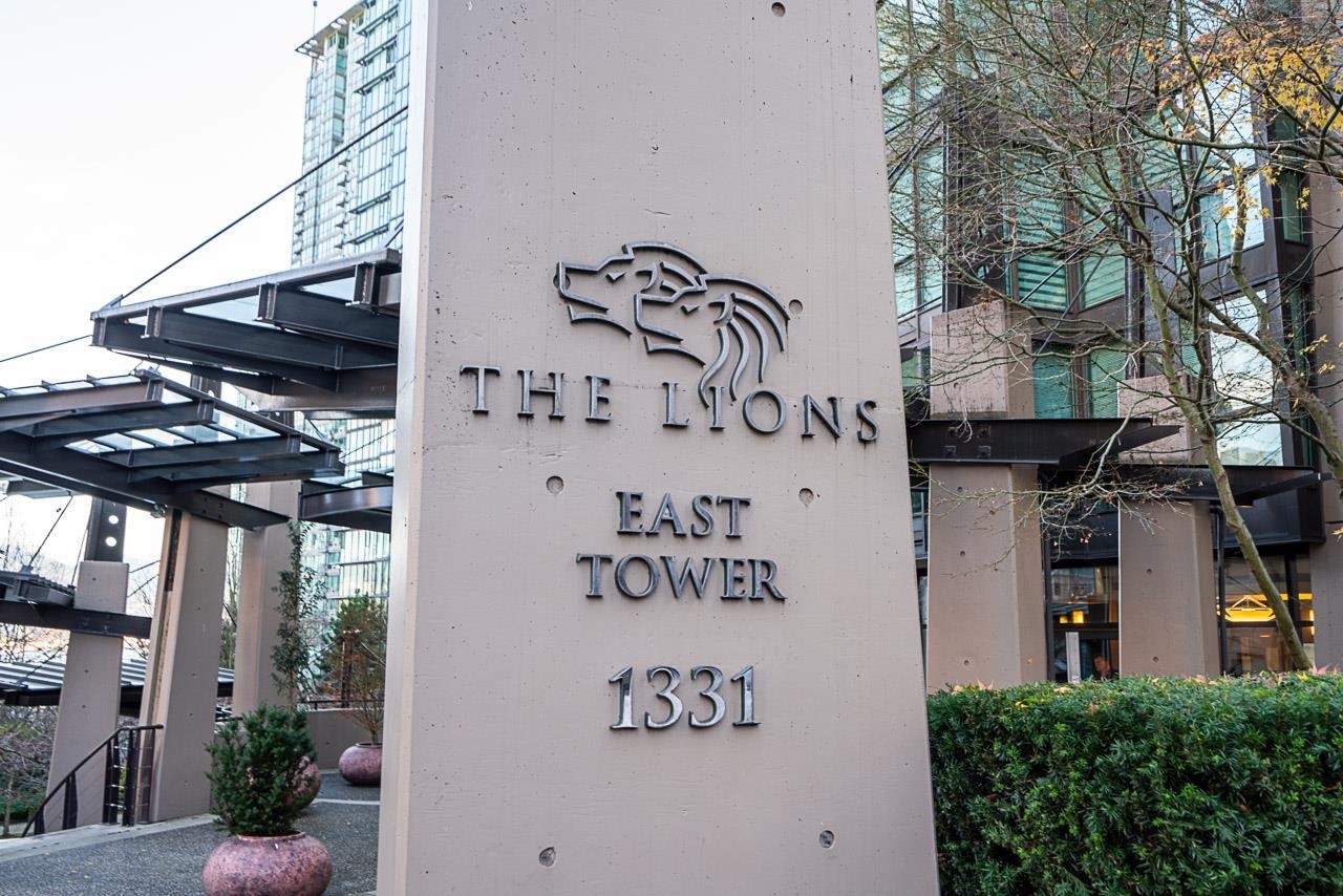 West End Apartment: The Lions Studio