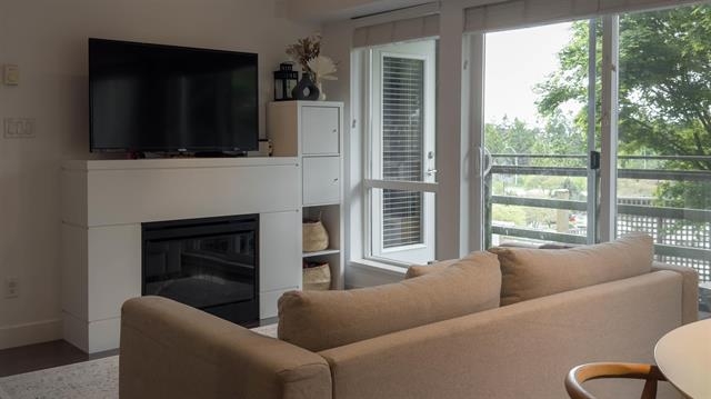 South Surrey Apartment/Condo for sale: The Arc 1 bedroom  Stainless Steel Appliances, Laminate Floors 773 sq.ft. (Listed 2025-06-10)