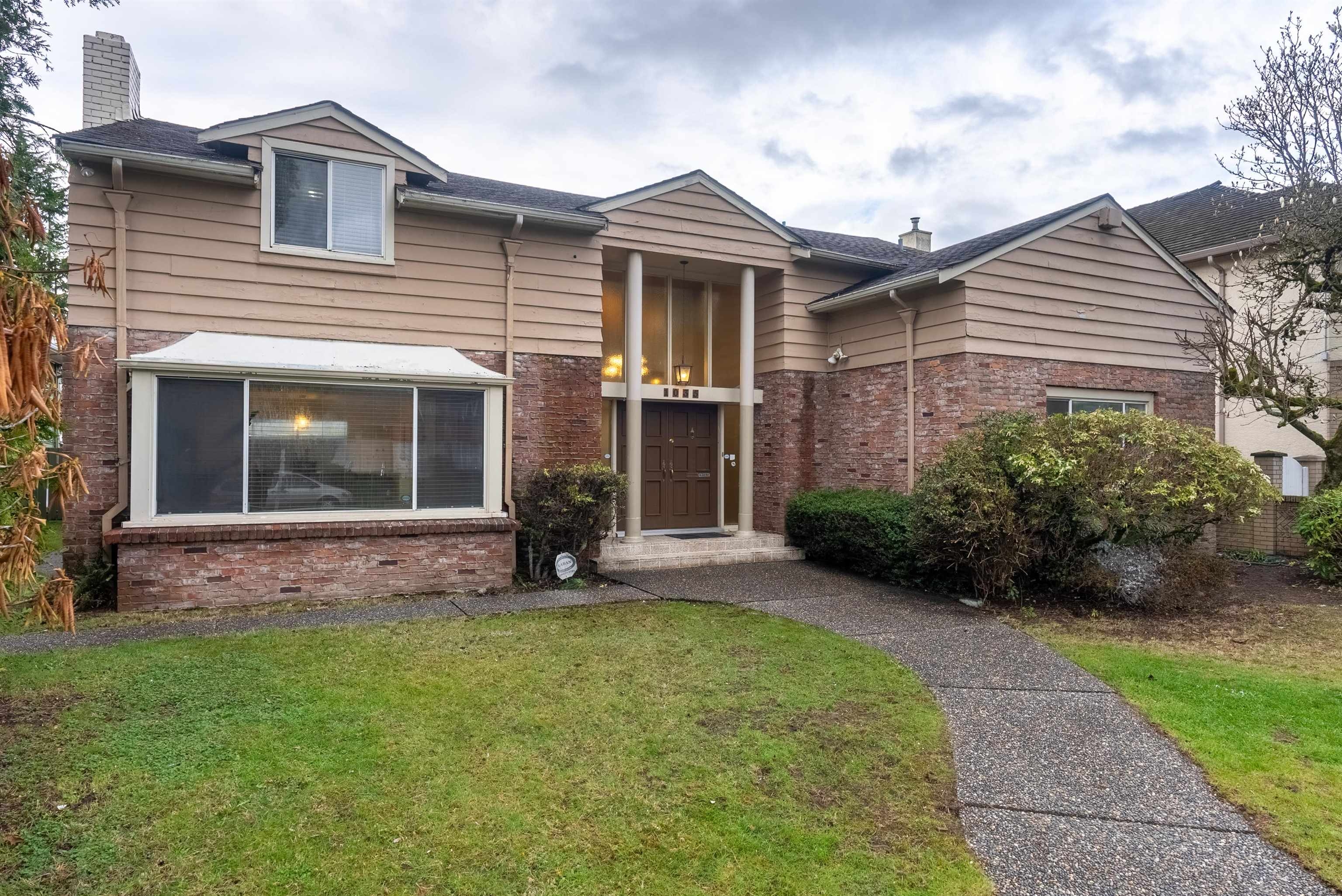 South Granville Single Family Residence for sale:  6 bedroom 5,577 sq.ft. (Listed 2025-08-26)