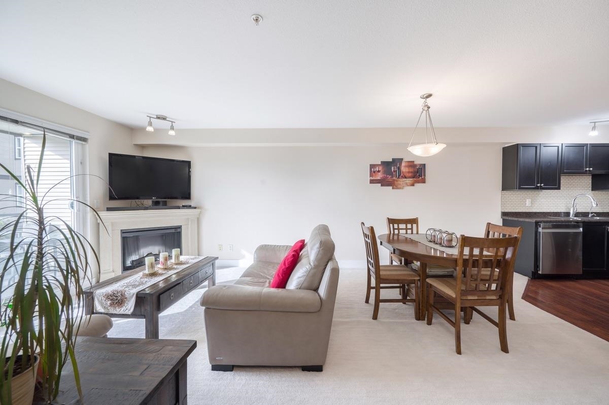 Abbotsford West Apartment/Condo for sale:  2 bedroom 874 sq.ft. (Listed 2025-11-05)