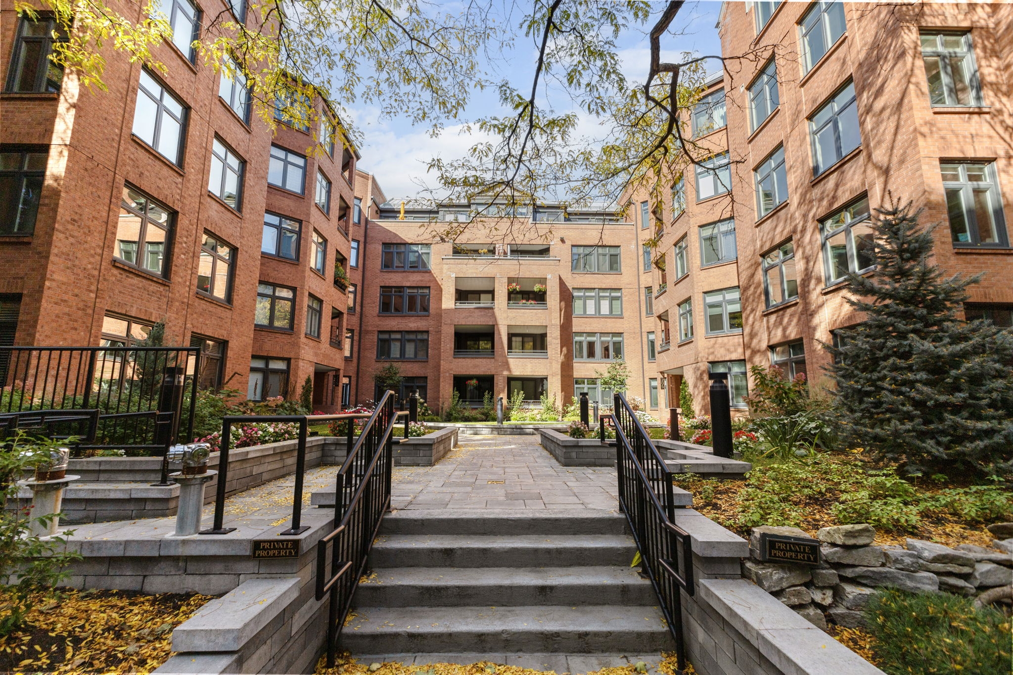 Ottawa Condominium for sale:  2 bedroom  Hardwood Floors  (Listed 2025-10-17)