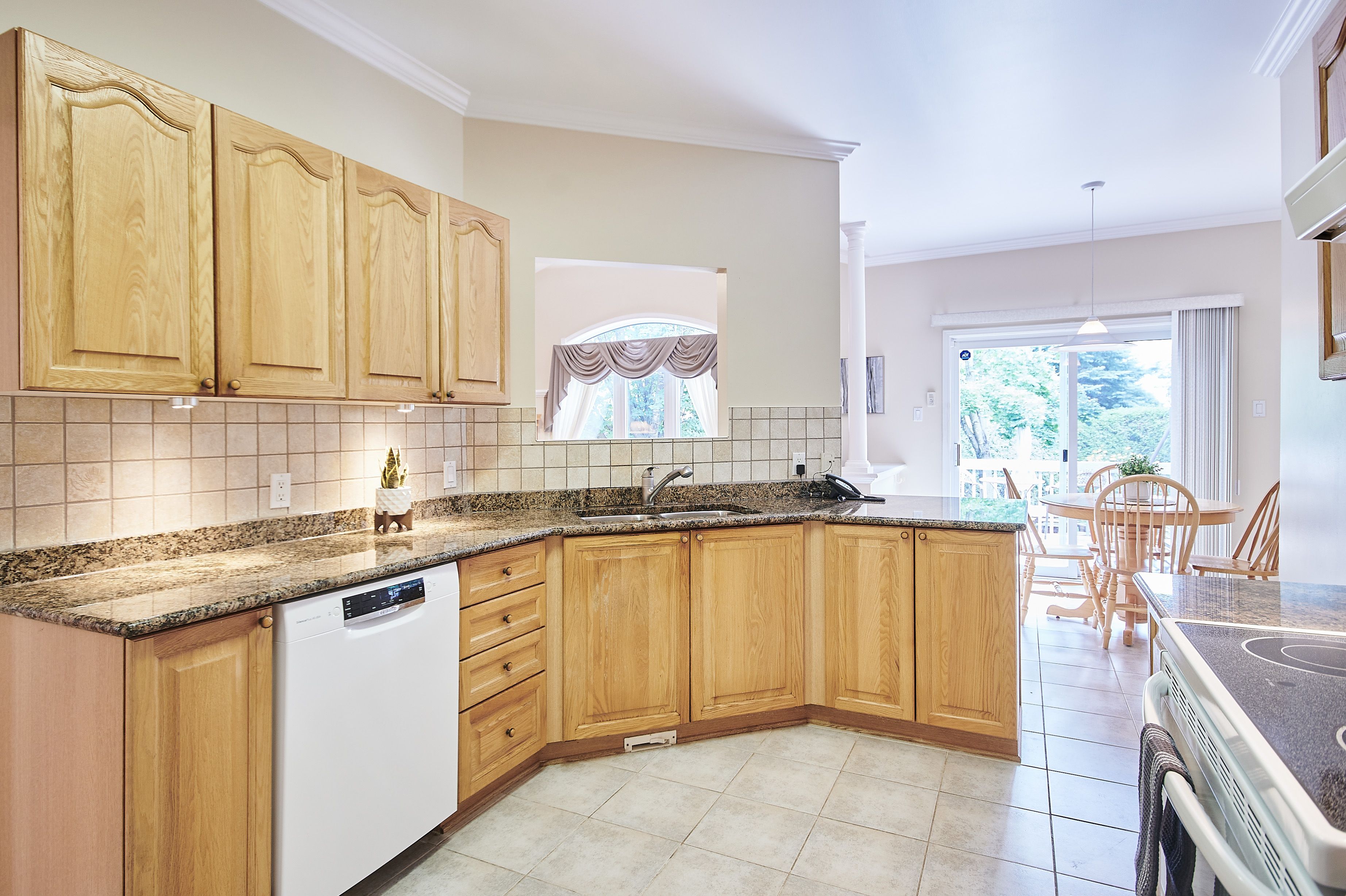 Kanata Lakes Bungalow for sale Tweedsmuir on the Park 2 bedroom Granite Countertop, Hardwood