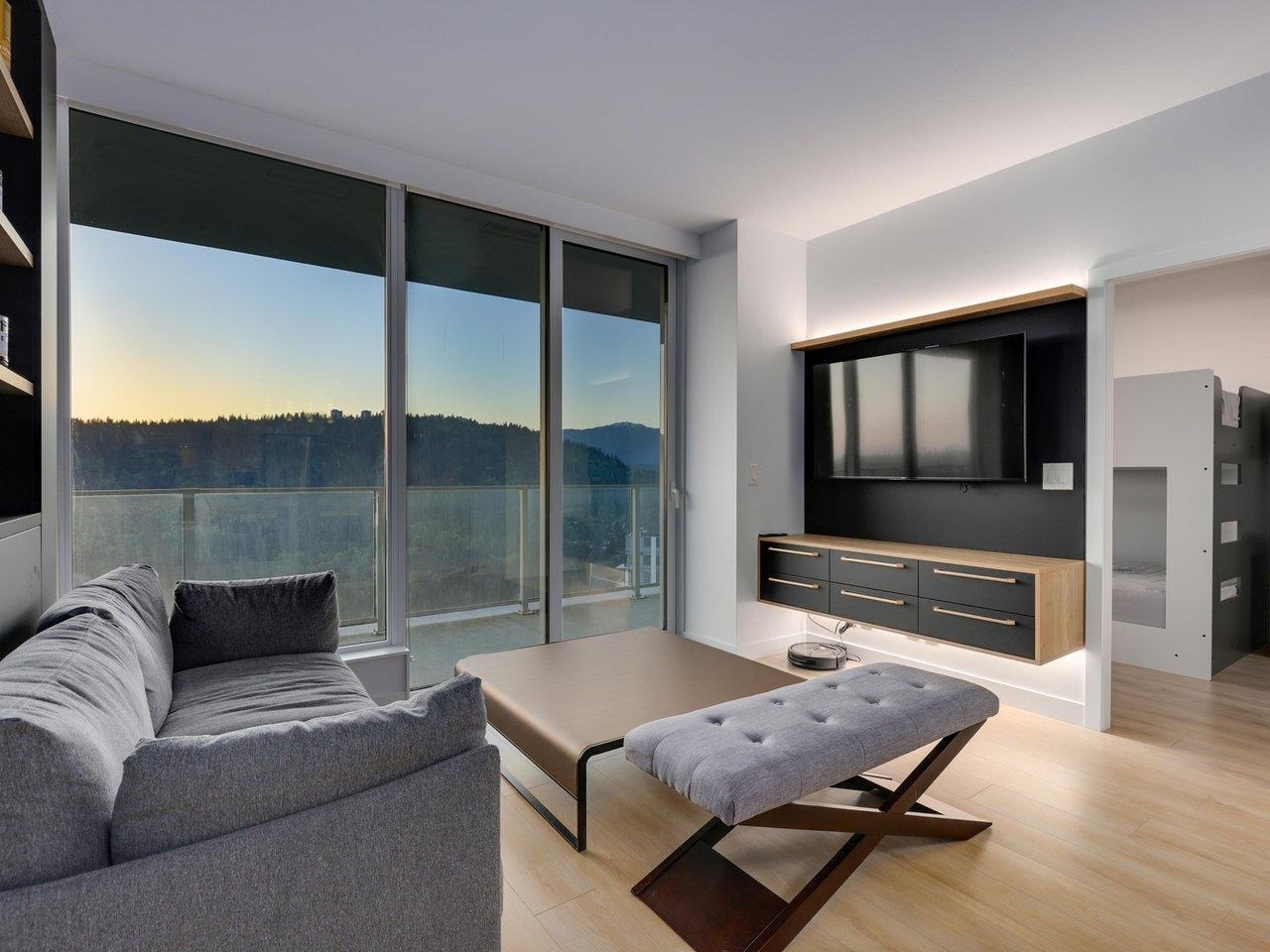 Coquitlam West Apartment/Condo for sale:  2 bedroom 932 sq.ft. (Listed 2025-10-16)